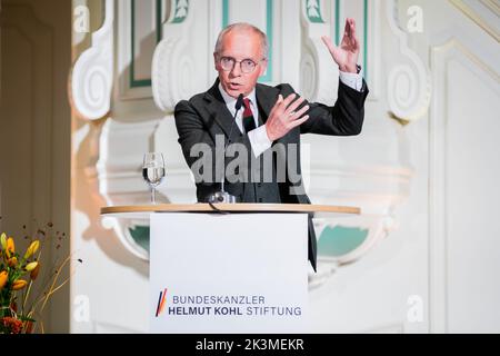 Berlin, Deutschland. 27. September 2022. Der Politikwissenschaftler Karl-Rudolf Korte spricht bei der Eröffnungsveranstaltung der Bundeskanzler-Helmut-Kohl-Stiftung in der Friedrichstadtkirche am Gendarmenmarkt. Quelle: Christoph Soeder/dpa/Alamy Live News Stockfoto