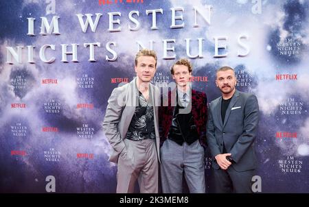 Berlin, Deutschland. 27. September 2022. Die Schauspieler Albrecht Schuch (l-r), Felix Kammerer und Edin Hasanovic besuchen die Premiere von „Nothing New in the West“ bei Kino International. Quelle: Annette Riedl/dpa/Alamy Live News Stockfoto