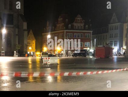 Halle, Deutschland. 27. September 2022. Polizeifahrzeuge stehen vor dem Marktschlösschen(M) auf dem Marktplatz. In der Innenstadt von Halle kam es am Dienstagabend zu einer Explosion mit zwei schwer verletzten Jugendlichen. Es ereignete sich um 18:00 in den öffentlichen Toiletten im Marktschlösschen auf dem Marktplatz, insgesamt seien drei Personen verletzt worden, teilte ein Polizeisprecher am Dienstagabend mit. - Bestmögliche Qualität - Kredit: Wilhelm Pischke/dpa/Alamy Live News Stockfoto