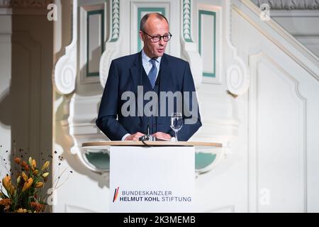 Berlin, Deutschland. 27. September 2022. Friedrich Merz, CDU-Bundesvorsitzender, spricht bei der Eröffnungsveranstaltung der Bundeskanzler-Helmut-Kohl-Stiftung in der Friedrichstadtkirche am Gendarmenmarkt. Quelle: Christoph Soeder/dpa/Alamy Live News Stockfoto