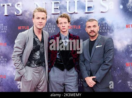 Berlin, Deutschland. 27. September 2022. Die Schauspieler Albrecht Schuch (l-r), Felix Kammerer und Edin Hasanovic besuchen die Premiere von „Nothing New in the West“ bei Kino International. Quelle: Annette Riedl/dpa/Alamy Live News Stockfoto