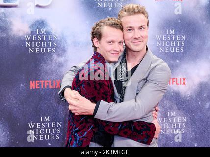 Berlin, Deutschland. 27. September 2022. Die Schauspieler Felix Kammerer (l.) und Albrecht Schuch kommen zur Premiere des Films 'Nothing New in the West' bei Kino International an. Quelle: Annette Riedl/dpa/Alamy Live News Stockfoto