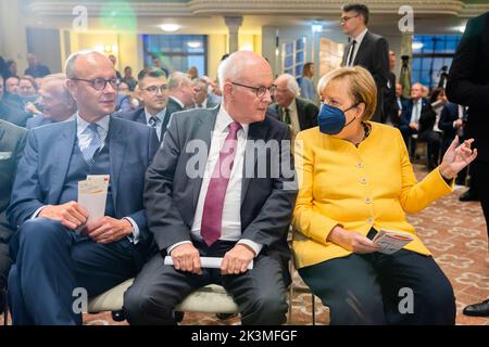 Berlin, Deutschland. 27. September 2022. Friedrich Merz (l-r), CDU-Bundespräsident, Volker Kauder (CDU), Vorsitzender des Kuratoriums der Bundeskanzlerin Helmut Kohl-Stiftung, und Angela Merkel (CDU), ehemalige Bundeskanzlerin, sitzen zu Beginn der Eröffnungsveranstaltung der Bundeskanzlerin Helmut Kohl-Stiftung in der Friedrichstadtkirche am Gendarmenmarkt. Quelle: Christoph Soeder/dpa/Alamy Live News Stockfoto