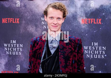 Berlin, Deutschland. 27. September 2022. Schauspieler Felix Kammerer kommt zur Premiere des Films 'Nothing New in the West' bei Kino International. Quelle: Annette Riedl/dpa/Alamy Live News Stockfoto