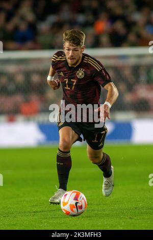 Sheffield, Großbritannien. 27. September 2022. *** Jan Thielman (17) aus Deutschland beim Internationalen Freundschaftsspiel zwischen England U-21 und Deutschland U-21 in der Bramall Lane, Sheffield, England am 27. September 2022. Foto von Simon Hall. Nur zur redaktionellen Verwendung, Lizenz für kommerzielle Nutzung erforderlich. Keine Verwendung bei Wetten, Spielen oder Veröffentlichungen einzelner Clubs/Vereine/Spieler. Kredit: UK Sports Pics Ltd/Alamy Live Nachrichten Stockfoto
