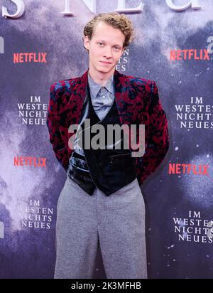 Berlin, Deutschland. 27. September 2022. Schauspieler Felix Kammerer kommt zur Premiere des Films 'Nothing New in the West' bei Kino International. Quelle: Annette Riedl/dpa/Alamy Live News Stockfoto