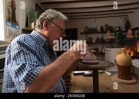 Der Töpfer Paco Tito arbeitet in seiner Werkstatt in Úbeda, Jaén Stockfoto