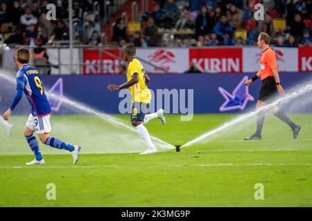 Düsseldorf, Nordrhein-Westfalen, Deutschland. 27. September 2022. Das Sprinklersystem startet beim Spiel Ecuador gegen Japan im Kirin Challenge Cup 2022 in der Merkur Spiel Arena in Düsseldorf, Deutschland, und übertänzelt den japanischen Vordenker KYOGO FURUHASHI (9, links), den ecuadorianischen Mittelfeldspieler JHEGSON MENDEZ (20, Mitte) und Schiedsrichter SASCHA STEGEMANN (Bildnachweis: © Kai Dambach/ZUMA Press Wire) Stockfoto