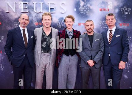 Berlin, Deutschland. 27. September 2022. Edward Berger (l-r), Filmregisseur, Schauspieler Albrecht Schuch, Felix Kammerer, Edin Hasanovic und Malte Grunert, Filmproduzent, kommen zur Premiere ihres Films „Nothing New in the West“ bei Kino International. Quelle: Annette Riedl/dpa/Alamy Live News Stockfoto