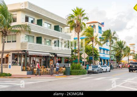 Miami, USA - 10. September 2019: Hotels und Restaurant am Ocean Drive in Miami, Florida, USA Stockfoto