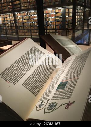 Eine Guttenberg-Bibel, eines der ersten Bücher, die mit einer Presse und beweglichen Schrift gedruckt wurden, ist in der Beinecke Rare Books Bibliothek der Yale University zu sehen Stockfoto