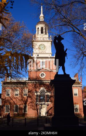 Eine Skulptur von Commodore John Barry steht vor der Independence Hall in Philadelphia Stockfoto