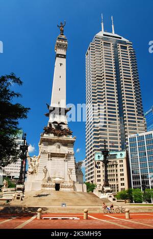 Das Soldiers and Sailors Memorial steht im Herzen der Innenstadt von Indianapolis, Indiana, und ehrt die Soldaten, die im amerikanischen Bürgerkrieg getötet wurden Stockfoto