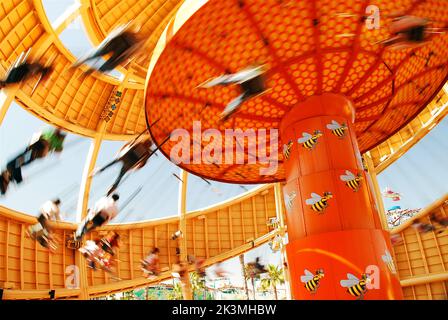 Die Fahrer kreisen schnell, wenn sie auf der Orange Stinger Swing Ride, die in Form einer Orange, einst eine Attraktion in Disneyland's California Adventure, fliegen Stockfoto