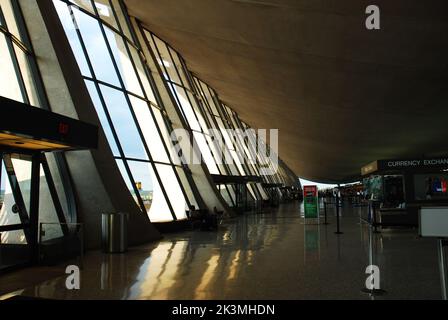 Das Innere des Hauptterminals des internationalen Flughafens Dulles zeigt die großen, schrägen Fenster, die Teil des Entwurfs von Eero Saarinen sind Stockfoto