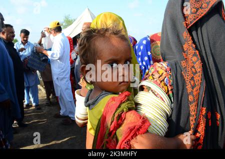 Jamshoro, Pakistan. 27. September 2022. Am 27. September 2022 wird im Distrikt Jamshoro, Provinz Sindh, Südpakistan, ein von Überschwemmungen betroffenes Kind gesehen. Die Gesamtzahl der Todesopfer durch den Monsunregen und die Flut dieser Saison seit Mitte Juni ist auf rund 1.638 gestiegen, zusammen mit 12.865 Verletzten in Pakistan, sagte die National Disaster Management Authority (NDMA) am Montagabend. Quelle: Str/Xinhua/Alamy Live News Stockfoto