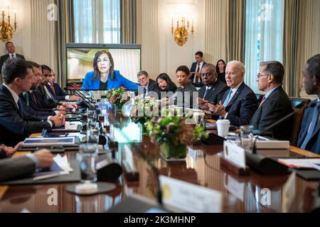 Washington, Usa. 26. September 2022. US-Präsident Joe Biden, rechts, hält während der dritten Sitzung des Wettbewerbsrates des Weißen Hauses im Staatlichen Speisesaal des Weißen Hauses, 26. September 2022, in Washington, DC, Bemerkungen Quelle: Adam Schultz/White House Photo/Alamy Live News Stockfoto