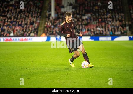 Sheffield, Großbritannien. 27. September 2022. *** Noah Katterbach aus Deutschland (3) beim Internationalen Freundschaftsspiel zwischen England U-21 und Deutschland U-21 in der Bramall Lane, Sheffield, England am 27. September 2022. Foto von Simon Hall. Nur zur redaktionellen Verwendung, Lizenz für kommerzielle Nutzung erforderlich. Keine Verwendung bei Wetten, Spielen oder Veröffentlichungen einzelner Clubs/Vereine/Spieler. Kredit: UK Sports Pics Ltd/Alamy Live Nachrichten Stockfoto