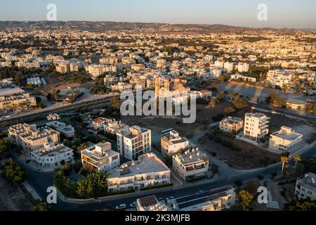 Luftaufnahme von Kato Paphos Wohngebiet und Agia Anargyri Kirche, Paphos, Zypern. Stockfoto