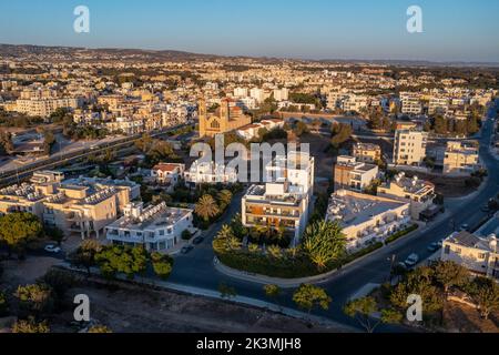 Luftaufnahme von Kato Paphos Wohngebiet und Agia Anargyri Kirche, Paphos, Zypern. Stockfoto