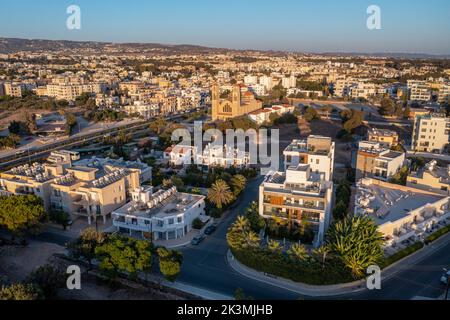 Luftaufnahme von Kato Paphos Wohngebiet und Agia Anargyri Kirche, Paphos, Zypern. Stockfoto