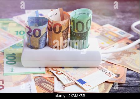 Sockel mit europäischen Banknoten und mehr Euro-Geld auf Holzfläche Stockfoto