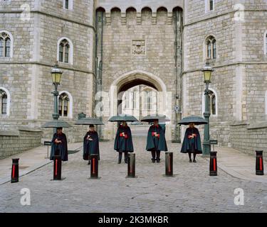 Die Aufseher von Windsor Castle nahmen ihre Positionen als Mahnwache nach dem Tod von Königin Elizabeth II. Royalaty ein Stockfoto