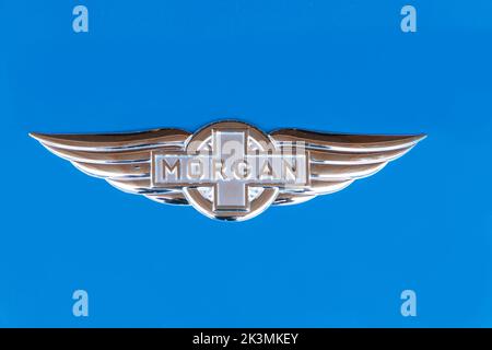 Isolierte morgan Logo Motorhaube Chrom Metall Abzeichen oder Emblem auf hellblauen Auto Nahaufnahme Detail in der morgan Autofabrik malvern worcestershire uk Stockfoto