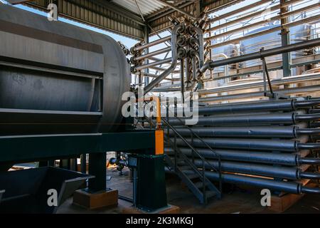 Pneumatische Pressenanlagen in moderner Produktionslinie für Weingüter. Stockfoto