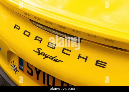 Nahaufnahme mit gelbem porsche spyder-Logo auf Kofferraum oder Kofferraum uk Stockfoto