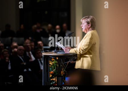 Berlin, Deutschland. 27. September 2022. Angela Merkel (CDU), ehemalige Bundeskanzlerin, spricht bei der Eröffnungsveranstaltung der Bundeskanzlerin Helmut Kohl-Stiftung in der Friedrichstadtkirche am Gendarmenmarkt. Quelle: Christoph Soeder/dpa/Alamy Live News Stockfoto