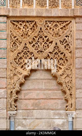 Geschnitzte falsche Tür im Königlichen Alcazar Palast in Sevilla, Spanien Stockfoto