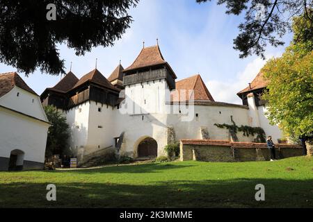 Historische Zitadelle von Viscri und befestigte Kirche in Siebenbürgen, Rumänien, wo Prinz Charles, heute König, ein Grundstück besitzt. Stockfoto