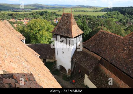 Historische Zitadelle von Viscri und befestigte Kirche in Siebenbürgen, Rumänien, wo Prinz Charles, heute König, ein Grundstück besitzt. Stockfoto