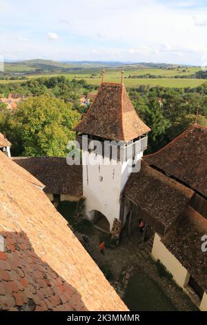 Historische Zitadelle von Viscri und befestigte Kirche in Siebenbürgen, Rumänien, wo Prinz Charles, heute König, ein Grundstück besitzt. Stockfoto