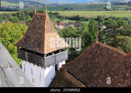 Historische Zitadelle von Viscri und befestigte Kirche in Siebenbürgen, Rumänien, wo Prinz Charles, heute König, ein Grundstück besitzt. Stockfoto