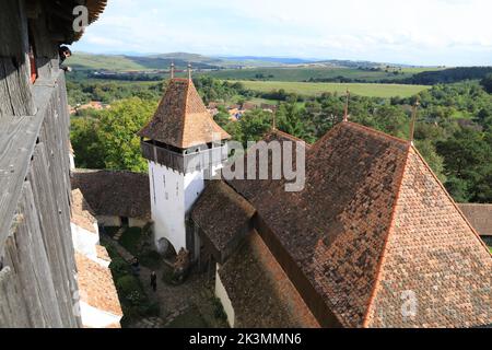 Historische Zitadelle von Viscri und befestigte Kirche in Siebenbürgen, Rumänien, wo Prinz Charles, heute König, ein Grundstück besitzt. Stockfoto