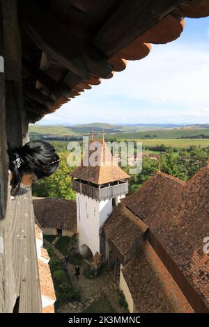 Historische Zitadelle von Viscri und befestigte Kirche in Siebenbürgen, Rumänien, wo Prinz Charles, heute König, ein Grundstück besitzt. Stockfoto