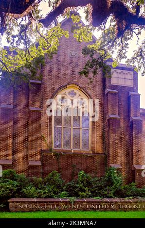 Die SpringHill Avenue United Methodist Church ist am 24. September 2022 in Mobile, Alabama, abgebildet. Die neugotische Kirche wurde 1952 erbaut. Stockfoto