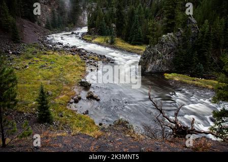 Kaskaden unter den Firehole River Falls im Yellowstone National Park. Stockfoto