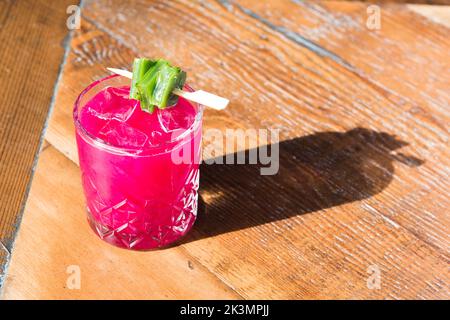 Getränke und Speisen in einer neuen, modernen Bar in san francisco Stockfoto