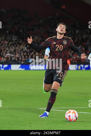 Bramall Lane, Sheffield, South Yorkshire, England; 27.. September 2022; International Friendly, England U21 versus Deutschland U21 : der deutsche Lazar Samardzic reagiert, als er ins abseits gestellt wird Stockfoto