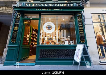 Paris, France- September 21, 2022 : A la Mere de Famille ist das älteste Schokoladengeschäft in Paris. Das Geschäft wurde 1761 eröffnet. Es liegt im Zentrum Stockfoto