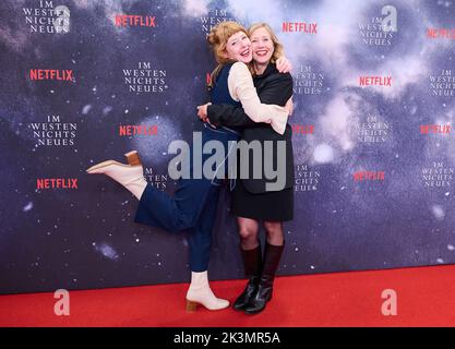 Berlin, Deutschland. 27. September 2022. Sarah Bauerett (l.) und Petra Zieser kommen zur Premiere des Films 'Nothing New in the West' bei Kino International. Quelle: Annette Riedl/dpa/Alamy Live News Stockfoto