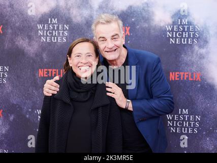 Berlin, Deutschland. 27. September 2022. Heinrich Schafmeister kommt mit seiner Frau Jutta zur Premiere des Films "nichts Neues im Westen" im Kino International. Quelle: Annette Riedl/dpa/Alamy Live News Stockfoto