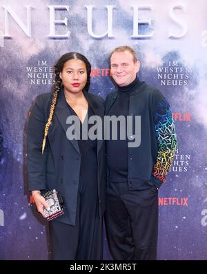 Berlin, Deutschland. 27. September 2022. Der Schauspieler Devid Striesow kommt mit seiner Frau Ines Ganzberger-Striesow zur Premiere des Films 'Nothing New in the West' bei Kino International. Quelle: Annette Riedl/dpa/Alamy Live News Stockfoto