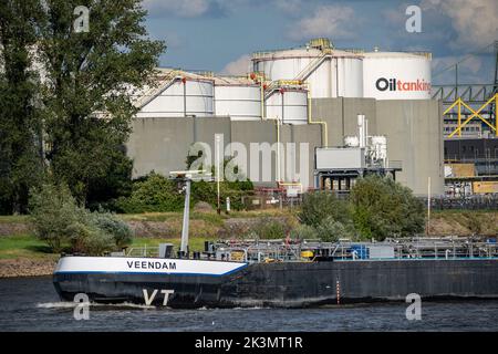 Duisburger Häfen, Tanklager der Oiltanking Deutschland GmbH, Großtanks für Kraftstoffe und Pflanzenöle, auf dem Rhein, Tanker, Duisburg, NRW, Deutschland Stockfoto