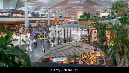 09.16.2022 Flughafen Istambul Abflughalle des Internationalen Flughafens Istanbul mit Geschäften und Passagieren, die zu den Toren eilen Stockfoto