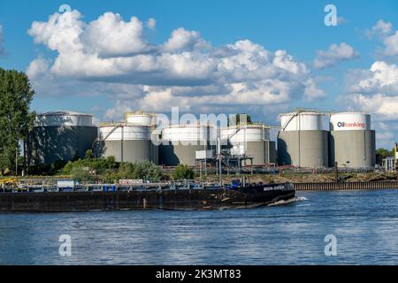 Duisburger Häfen, Tanklager der Oiltanking Deutschland GmbH, Großtanks für Kraftstoffe und Pflanzenöle, auf dem Rhein, Tanker, Duisburg, NRW, Deutschland Stockfoto