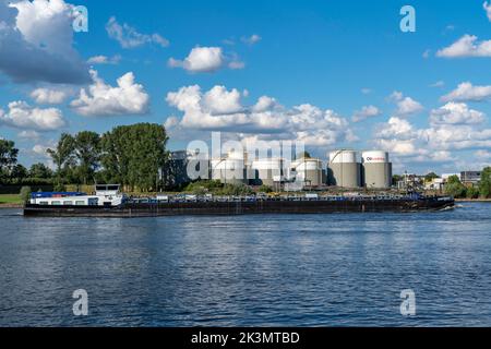 Duisburger Häfen, Tanklager der Oiltanking Deutschland GmbH, Großtanks für Kraftstoffe und Pflanzenöle, auf dem Rhein, Tanker, Duisburg, NRW, Deutschland Stockfoto